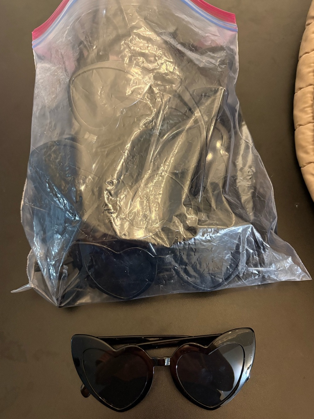 Black heart sunglasses (20 total)